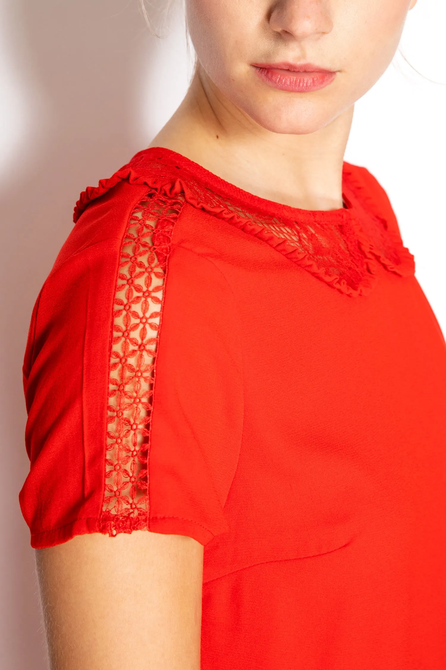 Spitzenbesetztes Kurzarmkleid