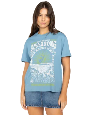 Lost In Bliss T-Shirt in Blauem Schatten