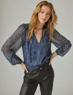 Lucky Brand Langarm-Bluse mit Paisley-Muster und Bubble-Saum in Indigo Multi