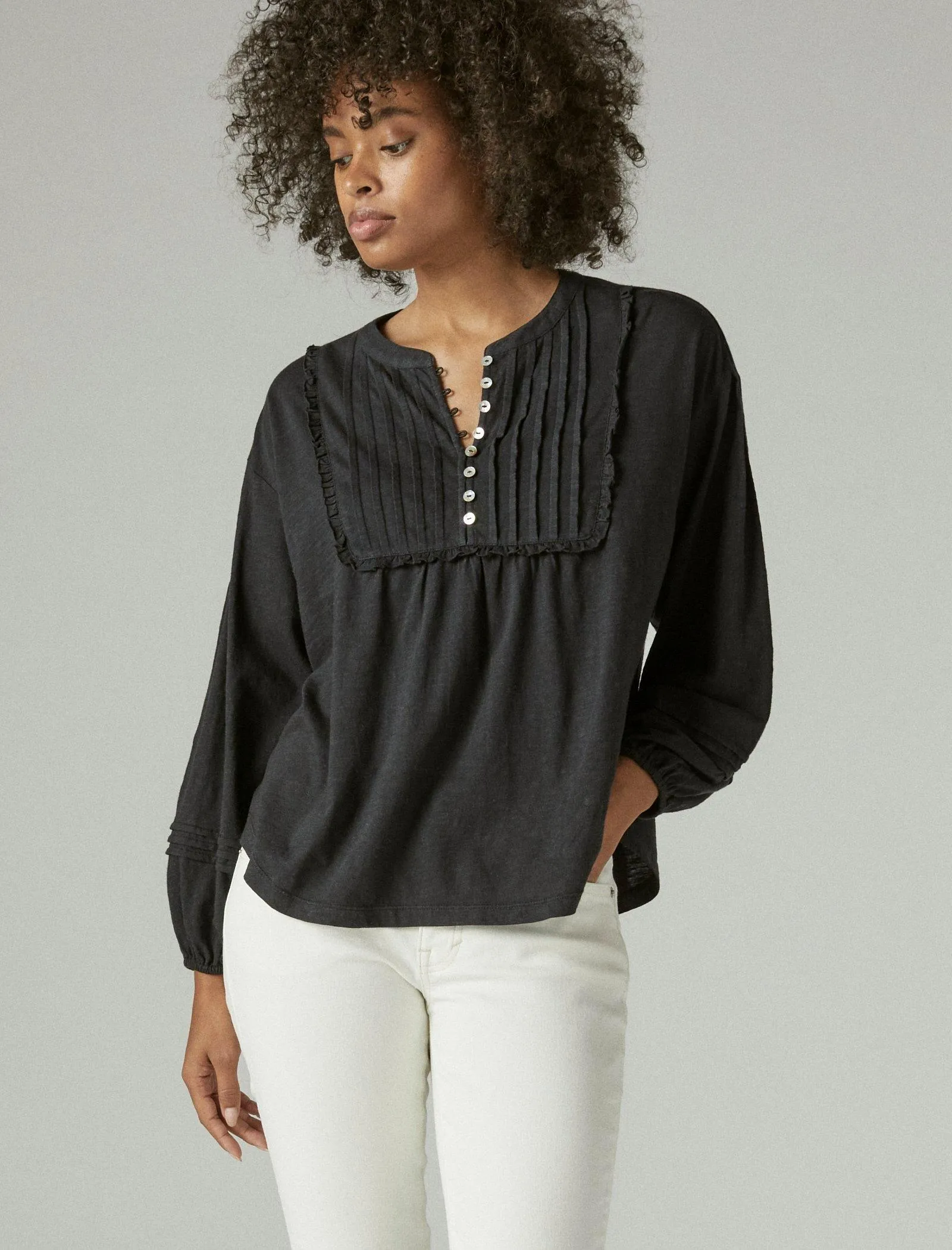 Lucky Brand Langarm-Bluse mit Piqué-Absteppungen und Passe in Tiefschwarz Lucky Brand