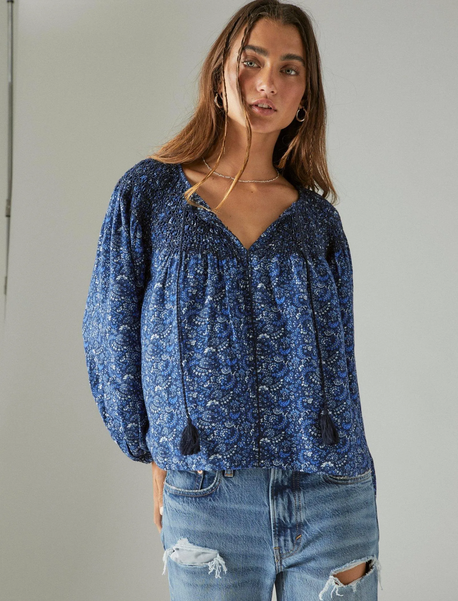 Lucky Brand Gedruckte Bauerbluse mit Rüschenbesatz Indigo Multi Lucky Brand
