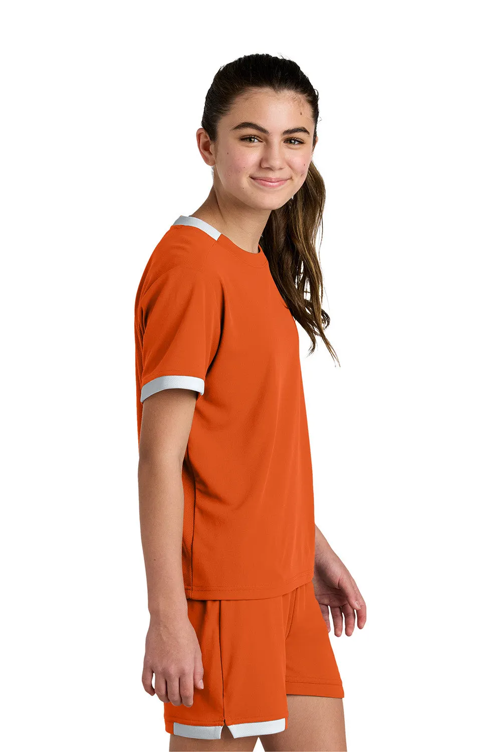 Sport-Tek Jugendclub Feuchtigkeitstransportierendes Kurzarm-Crewneck T-Shirt - Tieforange/Weiß
