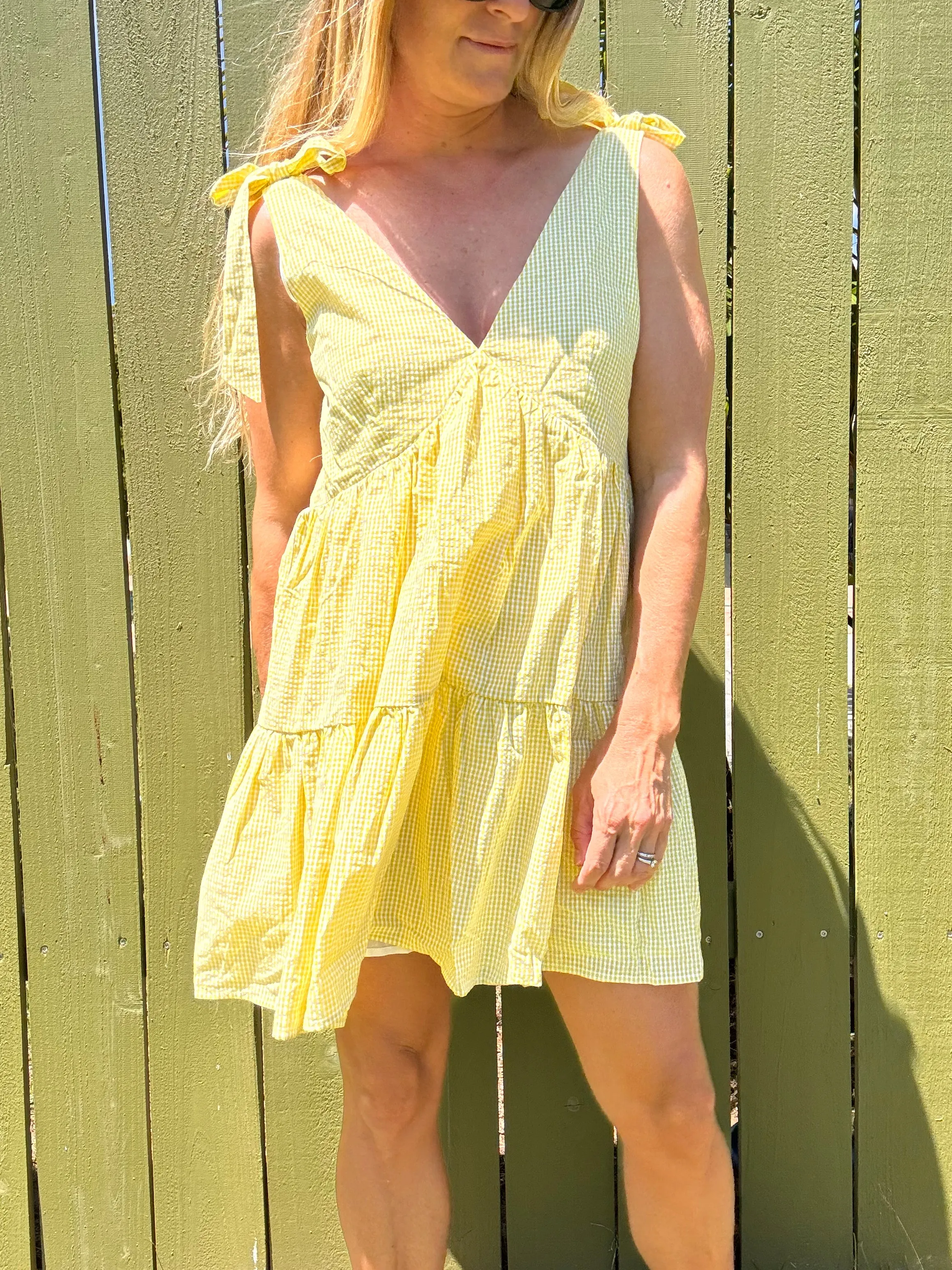 Sonnenstrahl-Glanz Gingham Minikleid