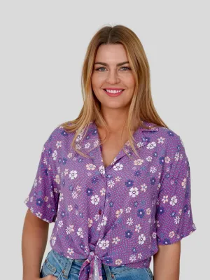 Damenbluse mit gebundener Saumkante, Umschlagkragen und Blumen-/Karo-Druck, Lila
